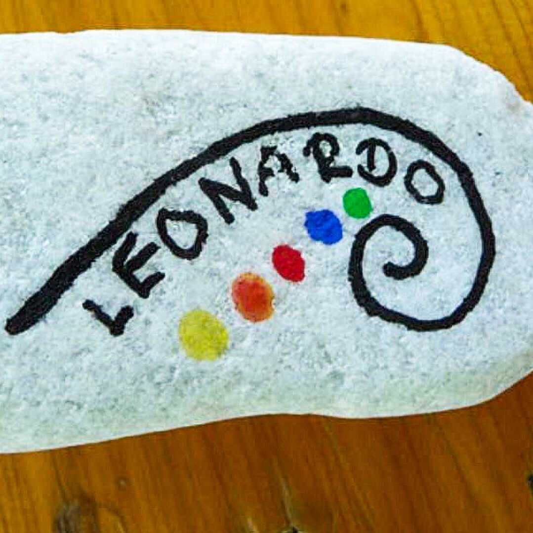Das Logo der Grundschule Leonardo wurde auf einen kleinen weißen Stein gemalt.