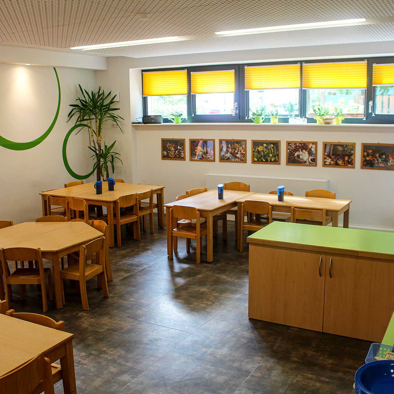 Im Kinderrestaurant stehen 30 Sitzplätze zur Verfügung. Des Weiteren ist eine Ausgabeküche für die Kinder eingebaut.