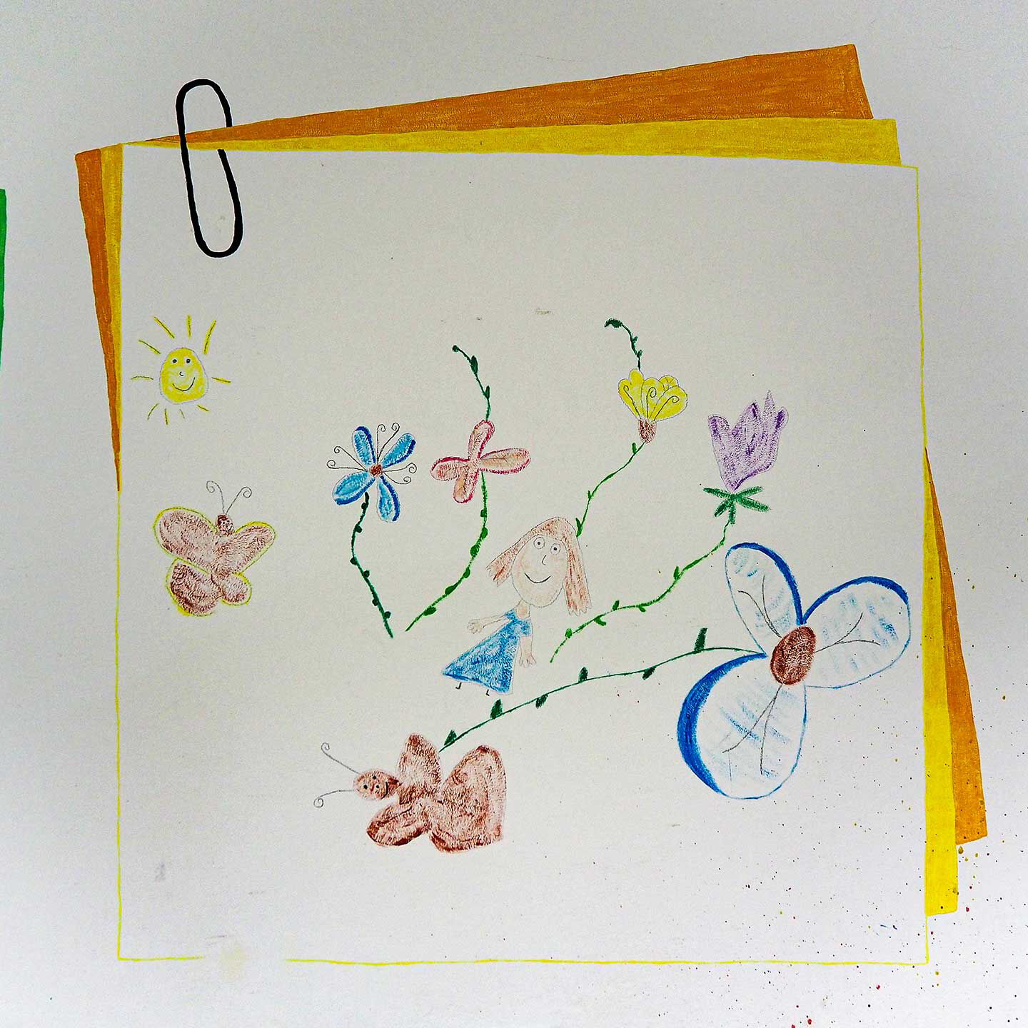 Ein Bild von einem Mädchen mit Blumen und Schmetterlingen ist an die Wand gezeichnet worden.