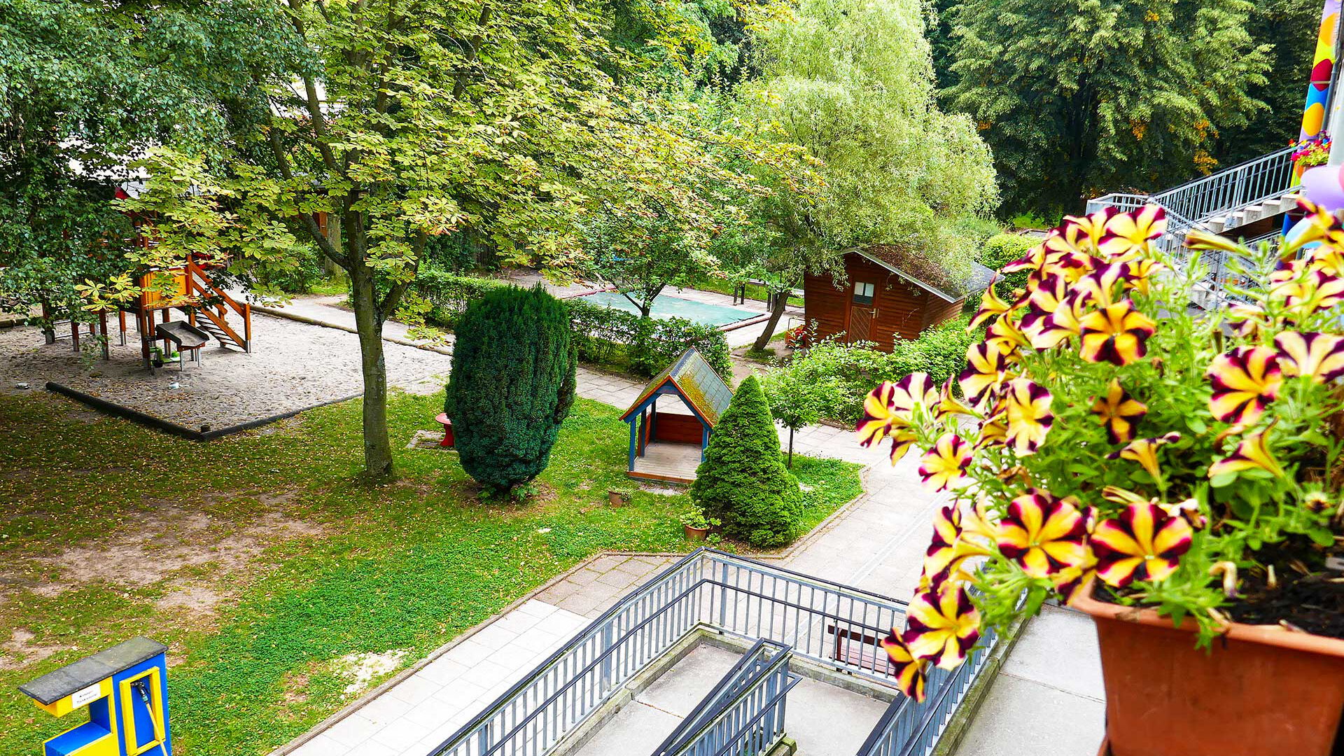 Ein Blick in Richtung der Rampe und des Außengeländes.