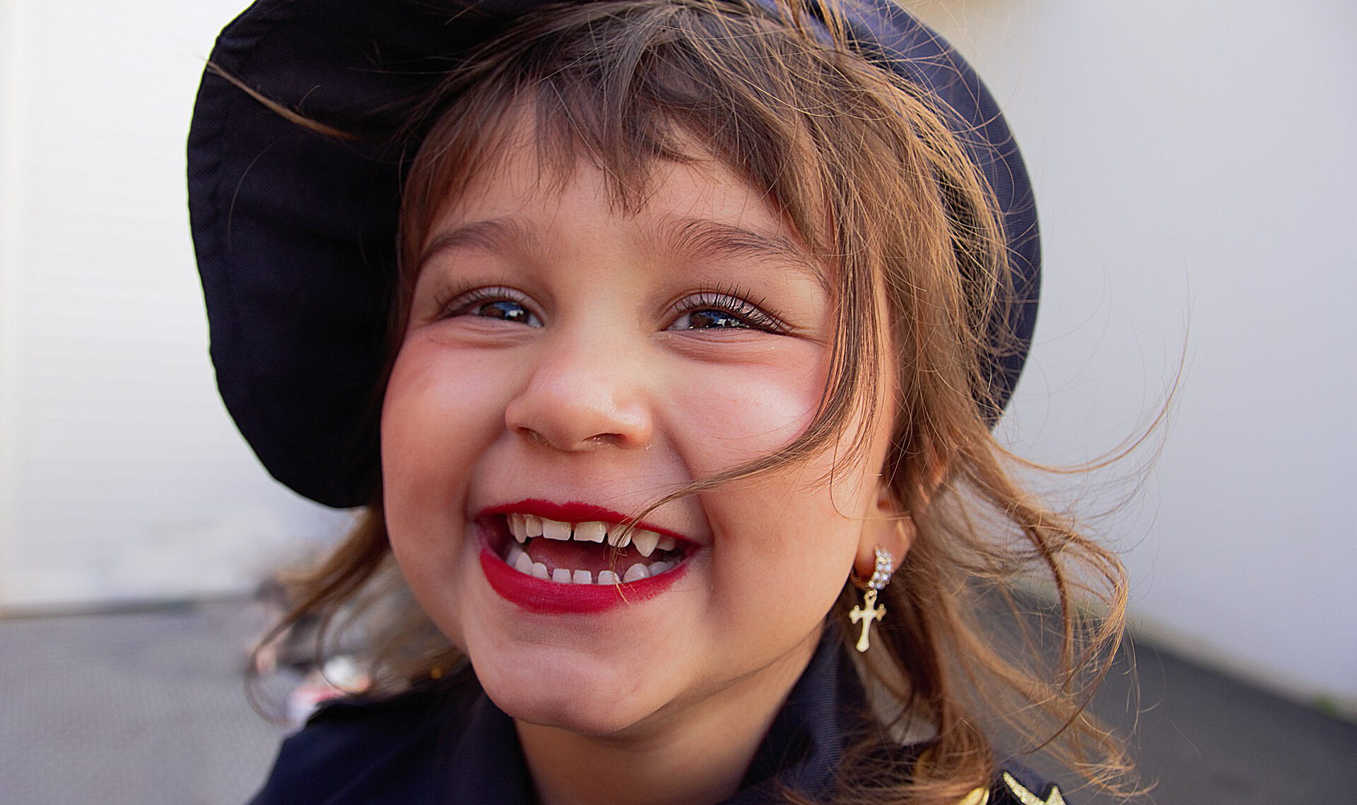 Ein lachendes Mädchen freut sich auf das stattfindende Theatercamp 2021.