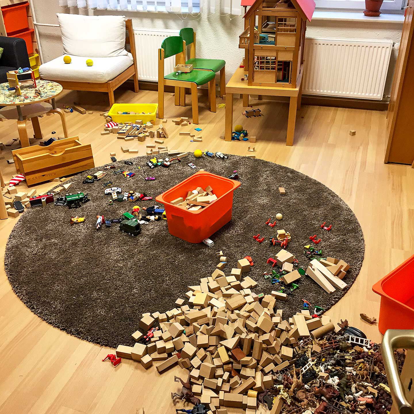 Ein großer Spielteppich mit Baustein, Tieren, Autos und vielen Baumaterialien.