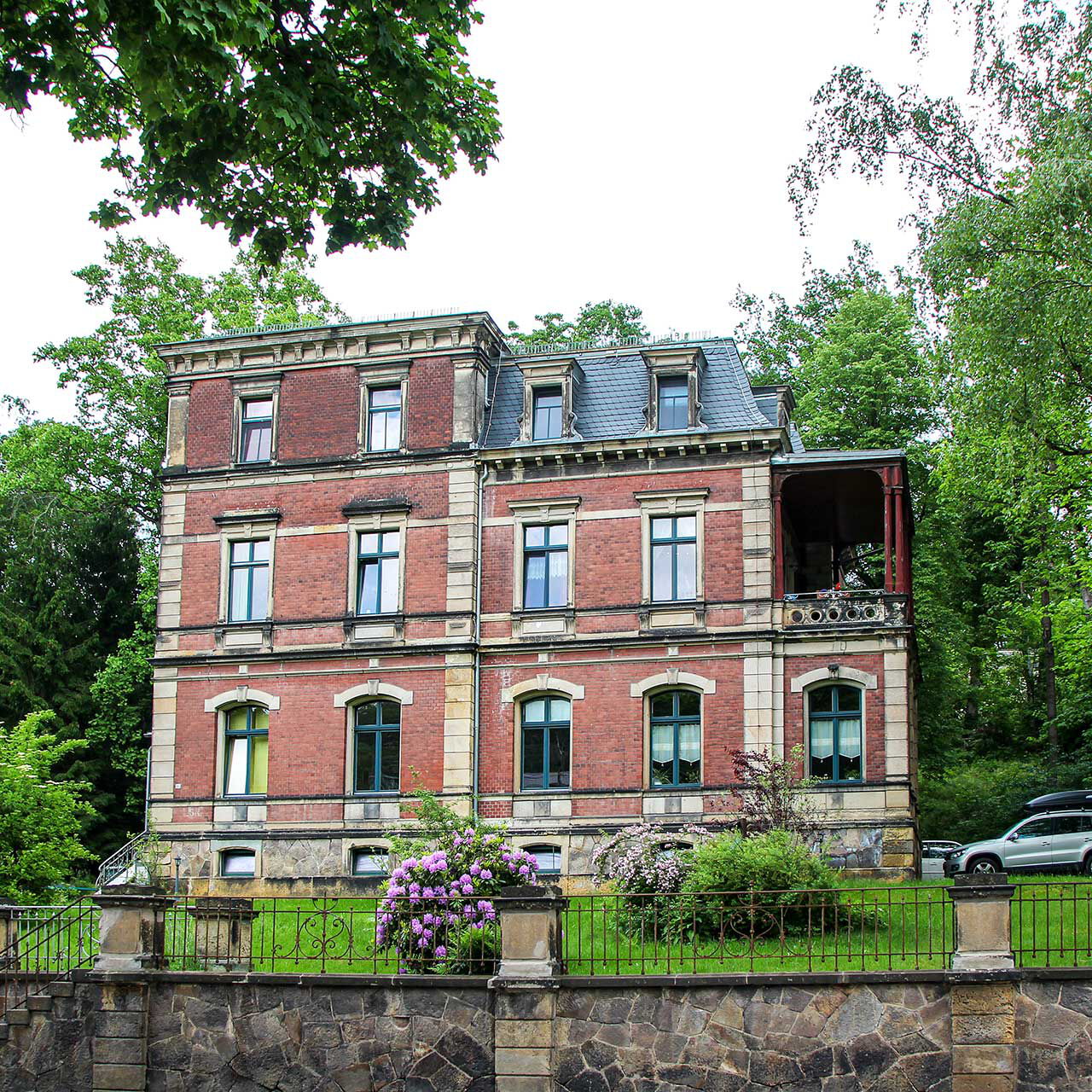 Die Außenansicht der dreistöckigen Villa auf der Annaberger Straße 451.