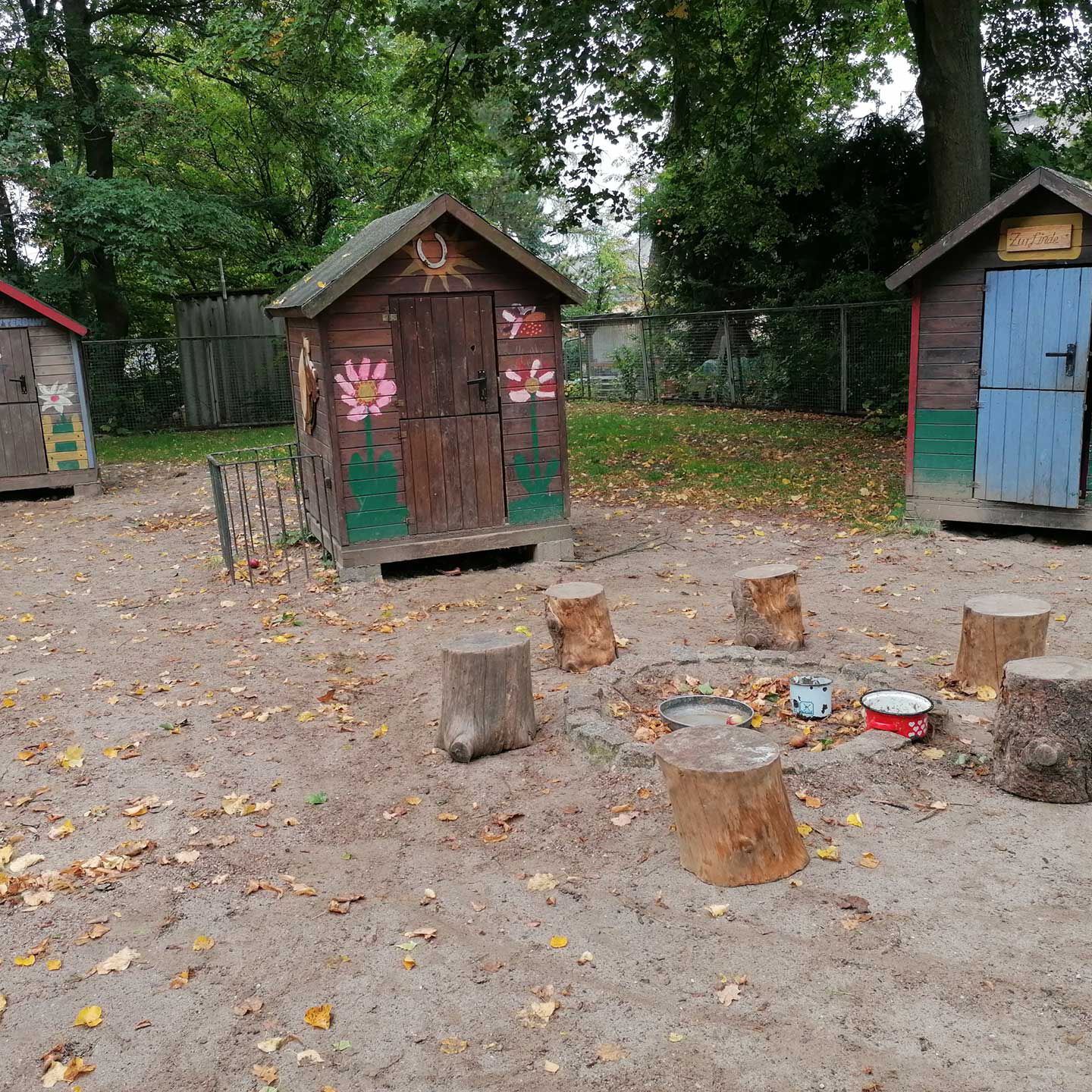 Ein Hüttendorf bestehend aus mehreren kleinen Holzhütten zum Spielen, Verstecken und kreativen Ideen.