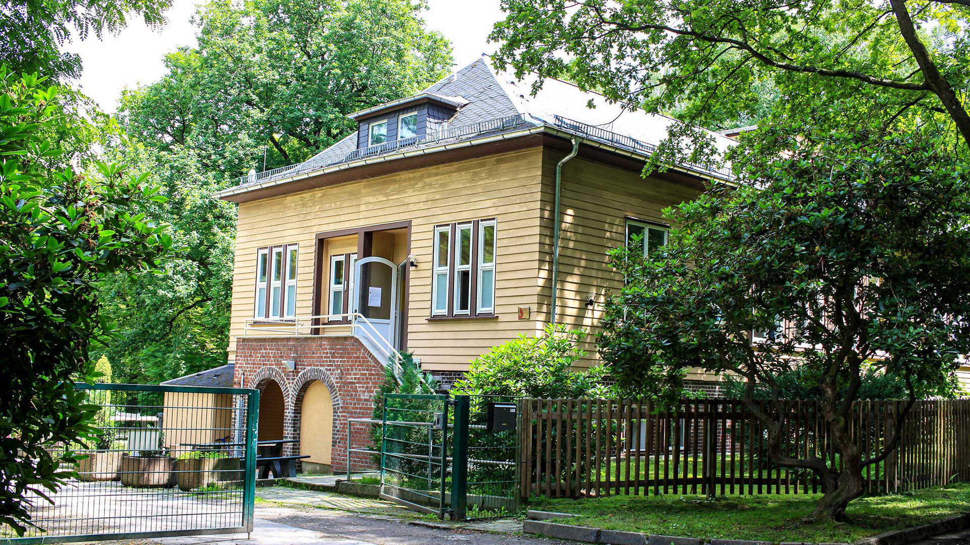 Der Toreingang zum Gelände des Schullandheims. Im Hintergrund des Fotos steht das Haupthaus.